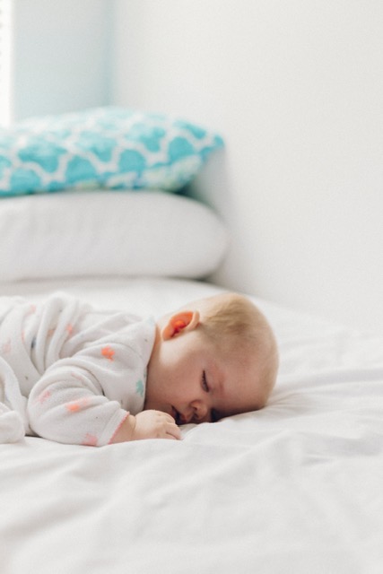 Bébé dormant, caressé par les rayons du soleil